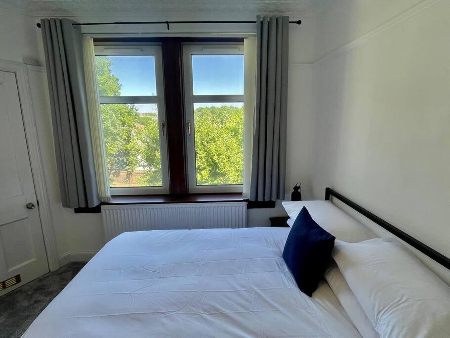 Large 2 Bed Near Glasgow Airport Paisley Eksteriør billede