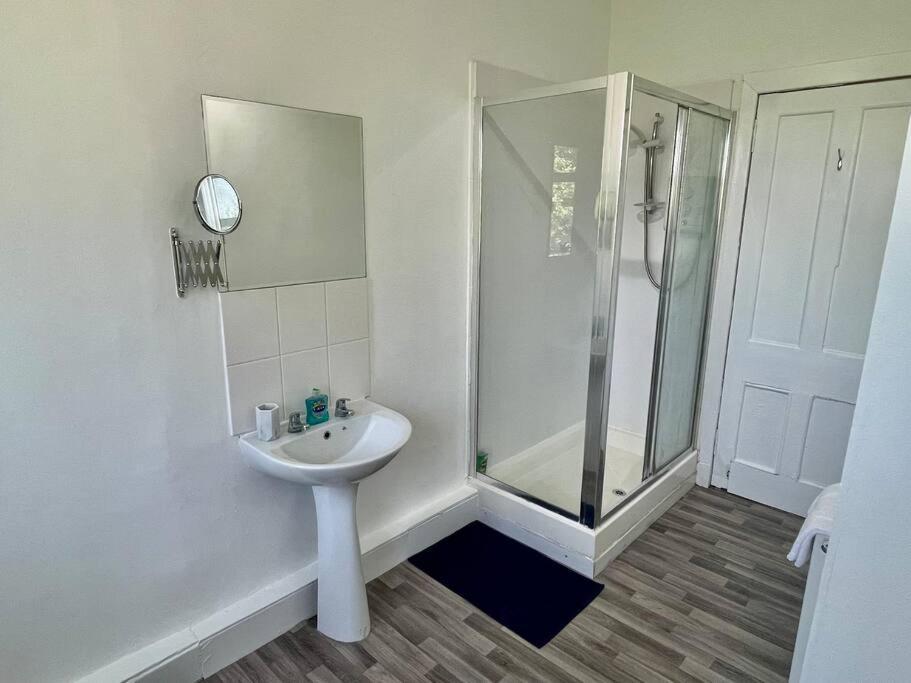 Large 2 Bed Near Glasgow Airport Paisley Eksteriør billede